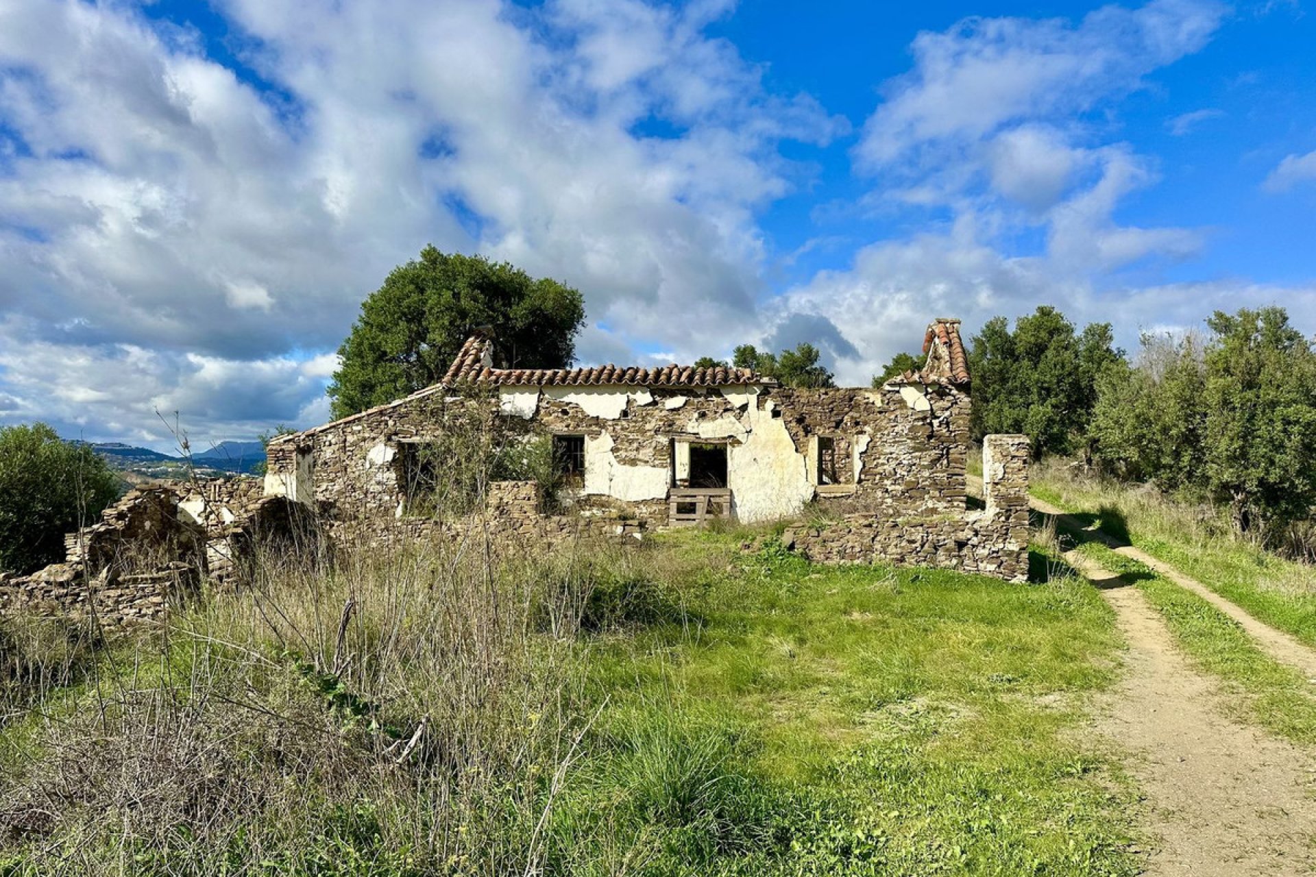 Resale - Plot - Land with Ruin - Mijas - La Cala