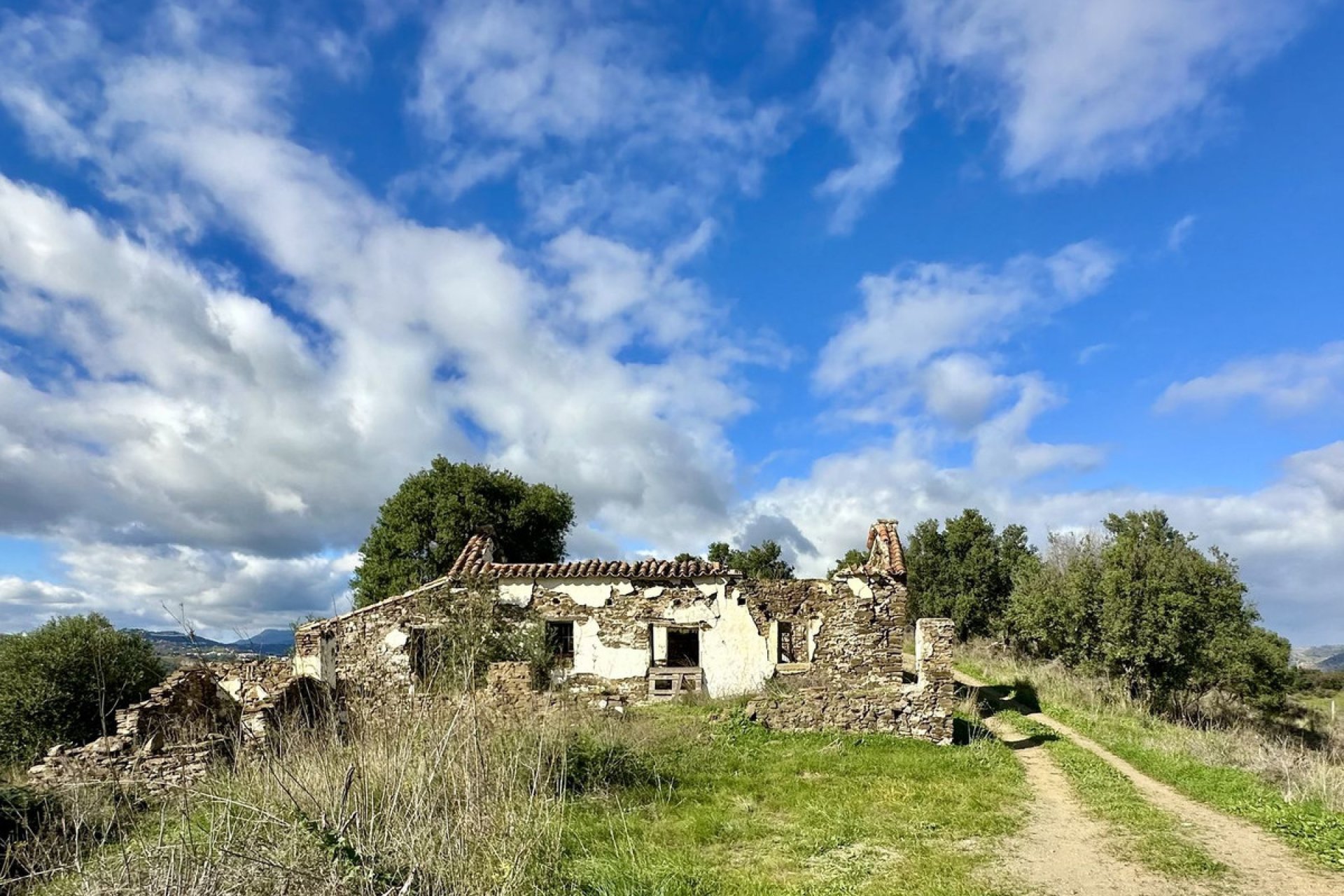 Resale - Plot - Land with Ruin - Mijas - La Cala