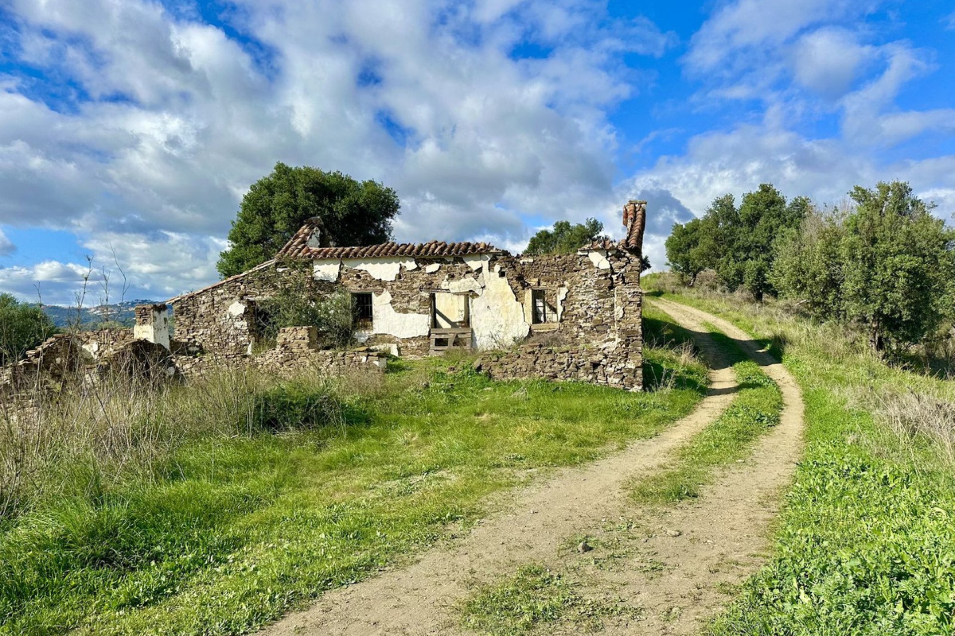 Resale - Plot - Land with Ruin - Mijas - La Cala