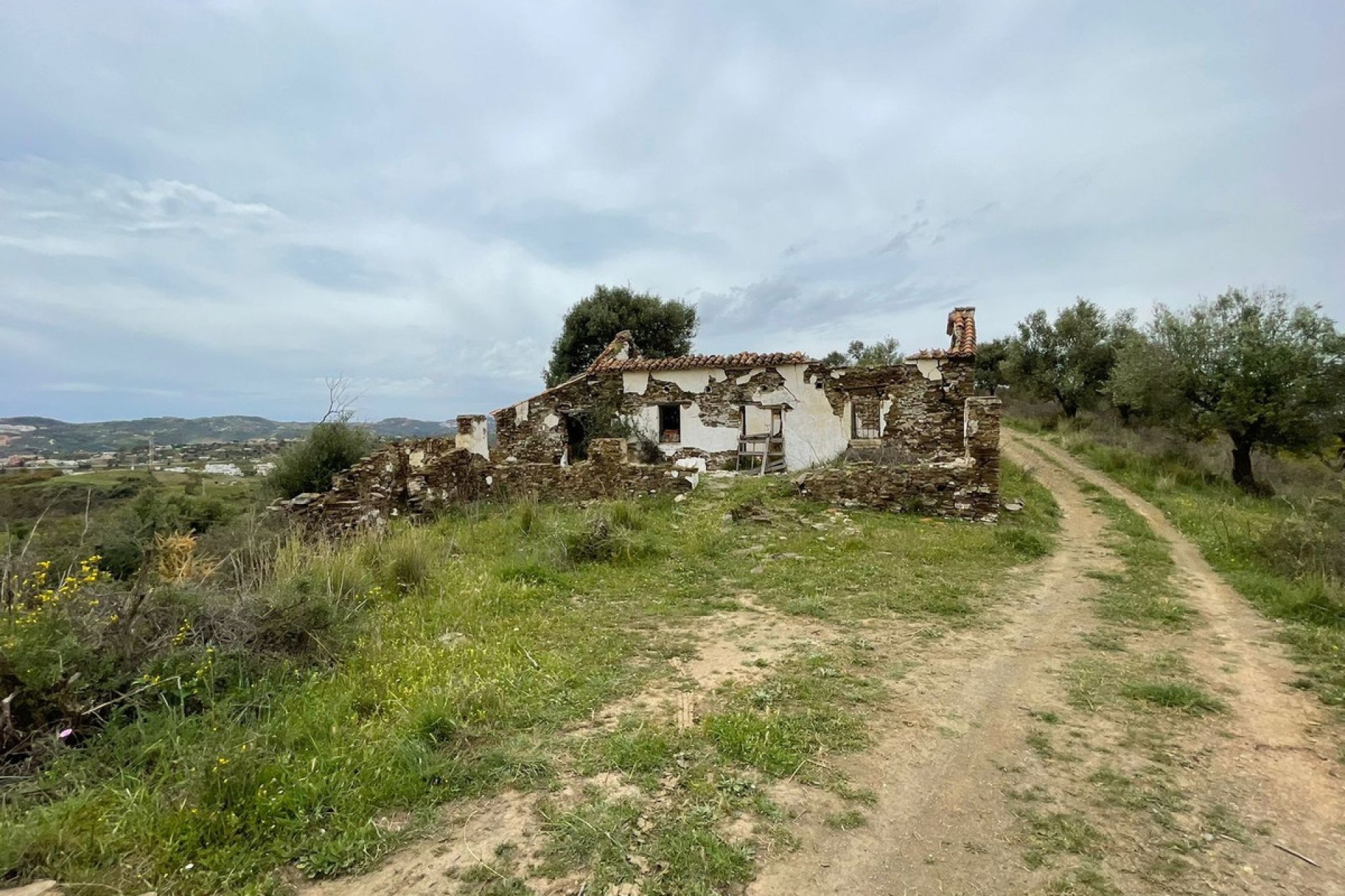 Resale - Plot - Land with Ruin - Mijas - La Cala