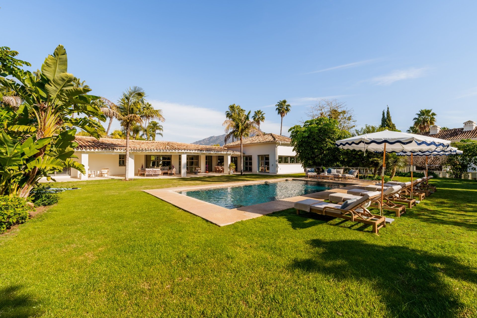 villa, bungalow for sale in nueva andalucia, marbella, private pool, private garden, near golf course, near beach