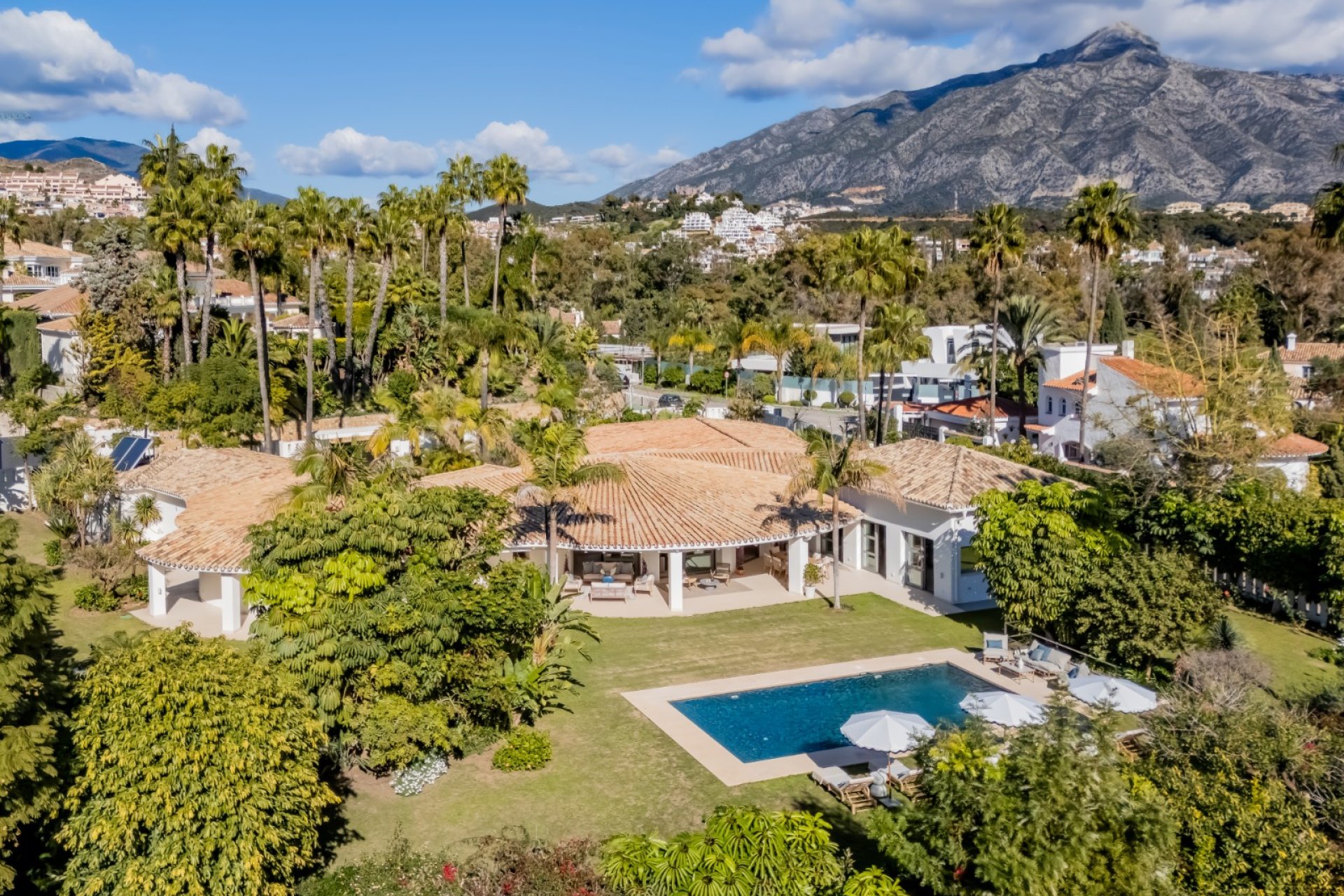 villa en venta en nueva andalucia, marbella con piscina privada, jardín privado