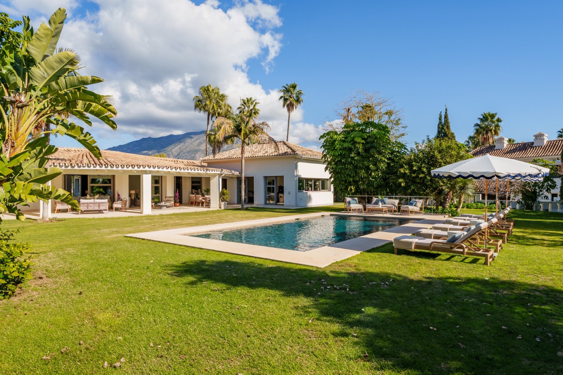 villa en venta en nueva andalucia, marbella con piscina privada, jardín privado