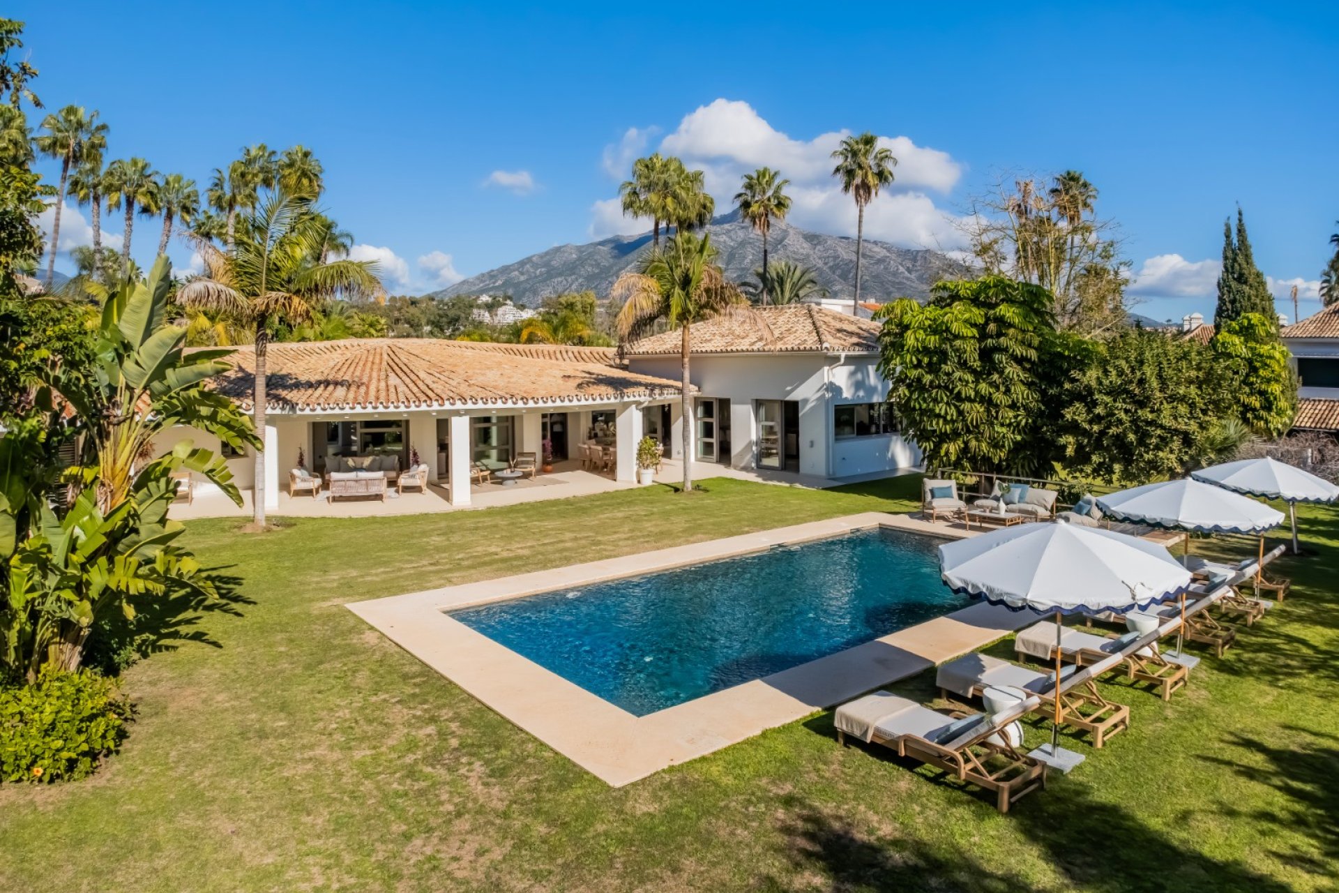 villa en venta en nueva andalucia, marbella con piscina privada