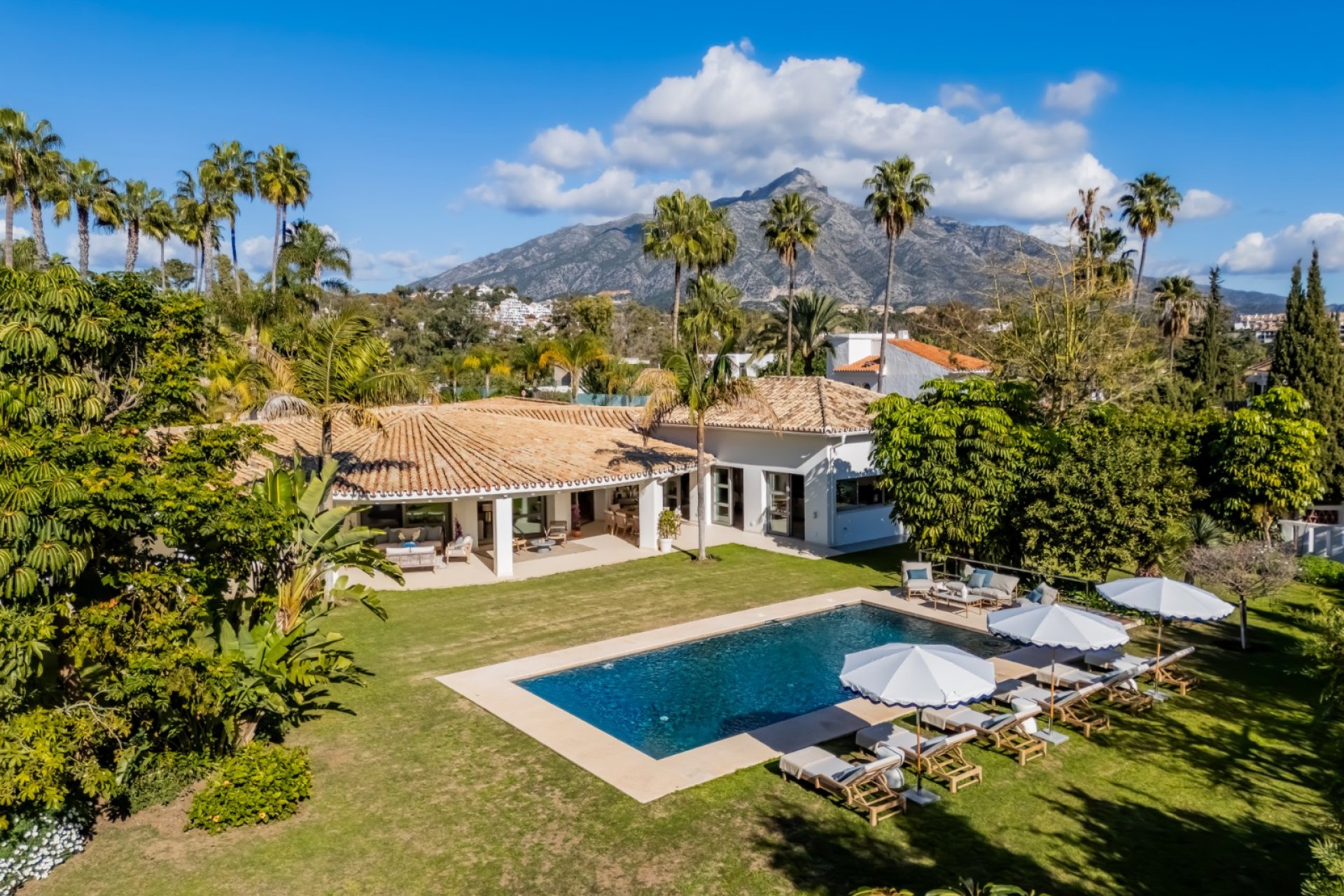 villa for sale in nueva andalucia, marbella with private pool