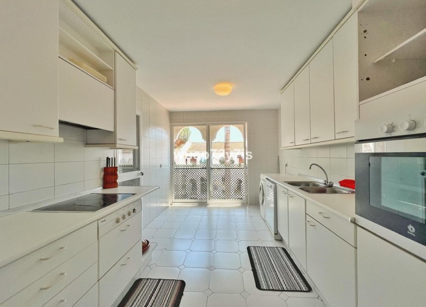 Resale - Apartment - Top Floor Apartment - Estepona - El Presidente