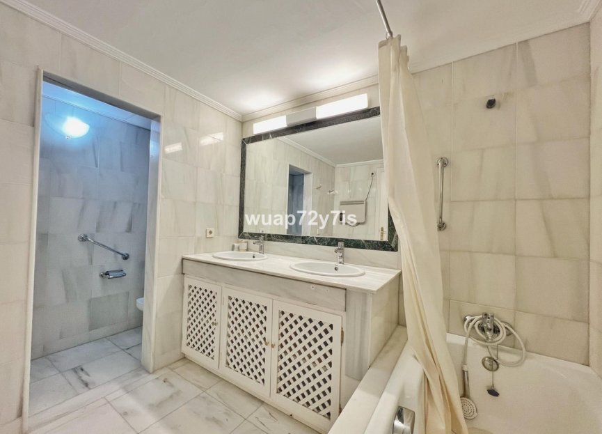 Resale - Apartment - Top Floor Apartment - Estepona - El Presidente