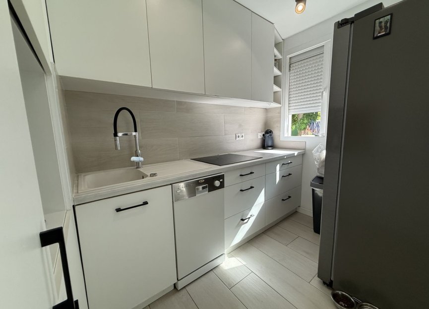 Resale - Apartment - Middle Floor Apartment - Estepona - Estepona Centro