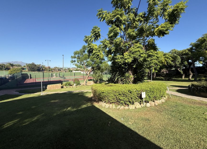 Resale - Apartment - Middle Floor Apartment - Estepona - Estepona Centro