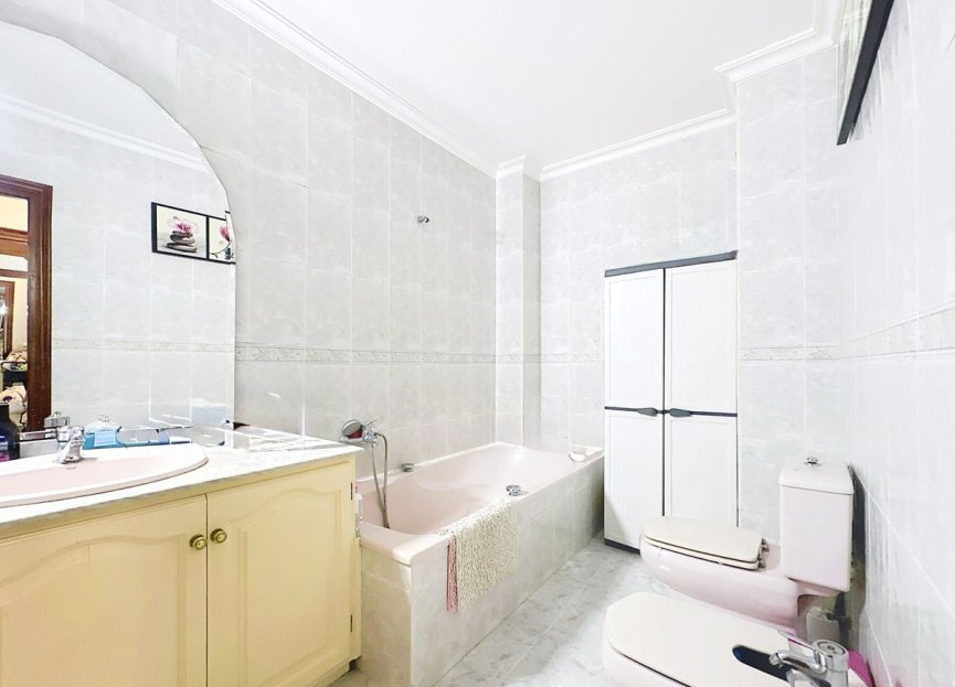 Resale - Apartment - Middle Floor Apartment - Estepona - Estepona Centro