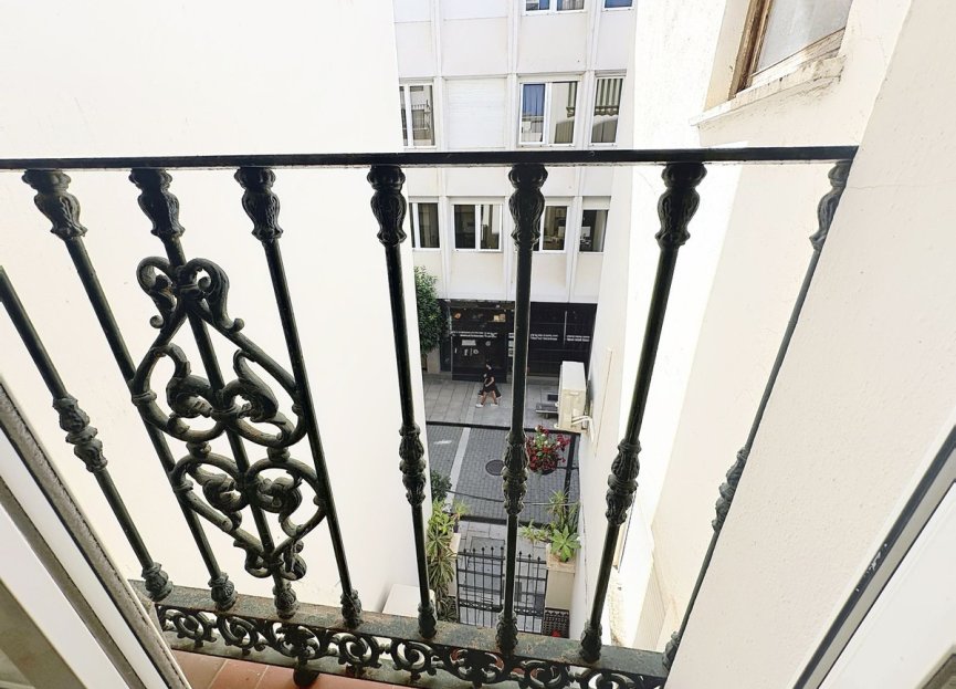 Resale - Apartment - Middle Floor Apartment - Estepona - Estepona Centro