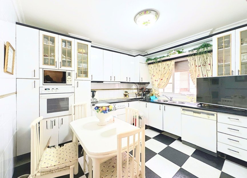 Resale - Apartment - Middle Floor Apartment - Estepona - Estepona Centro