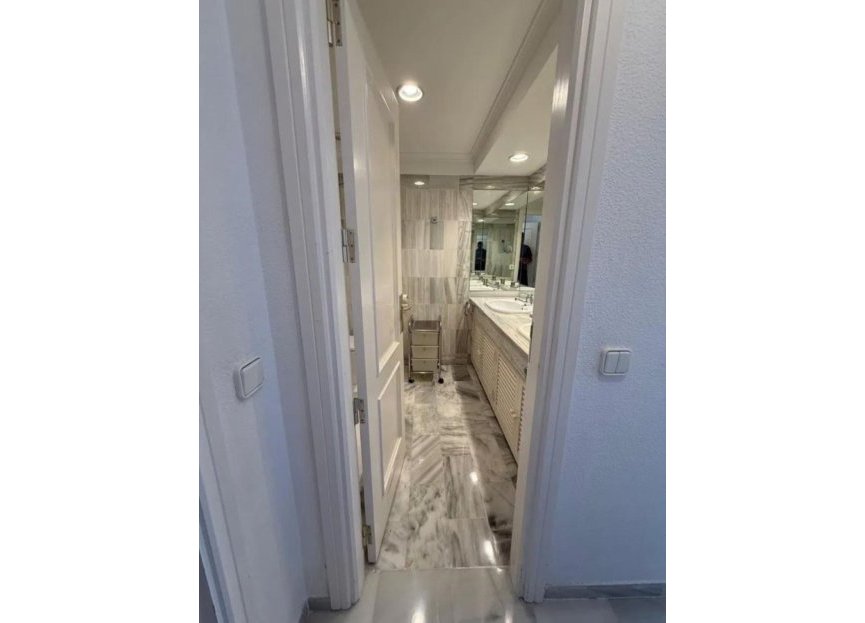 Resale - Apartment - Middle Floor Apartment - Marbella - Puerto Banús