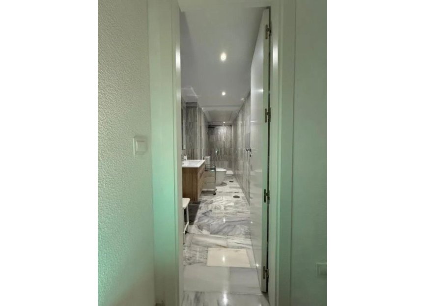 Resale - Apartment - Middle Floor Apartment - Marbella - Puerto Banús