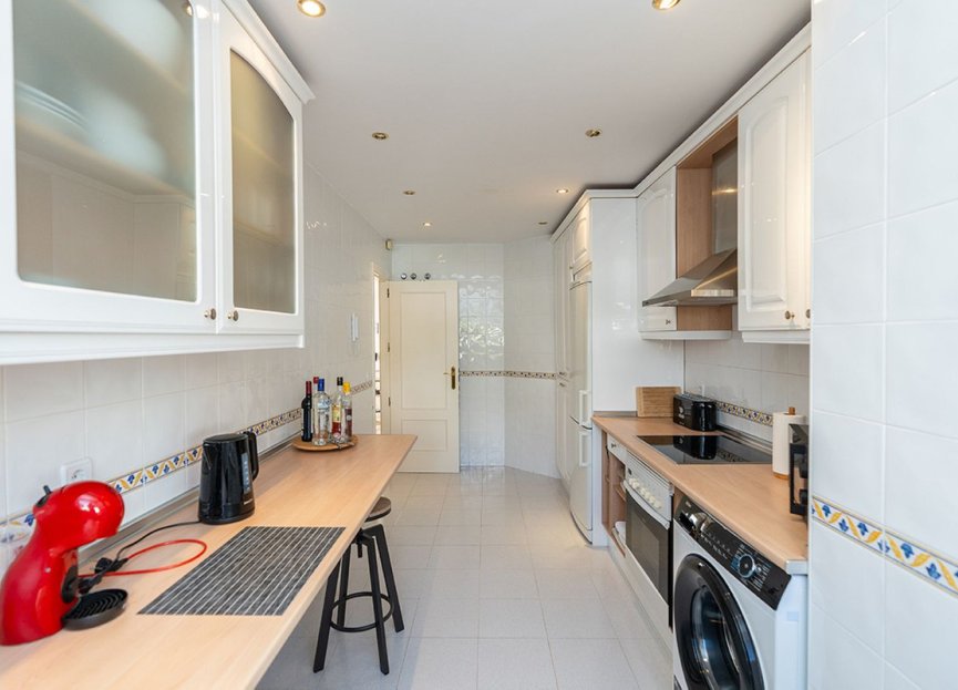 Resale - Apartment - Middle Floor Apartment - Estepona - Bel Air