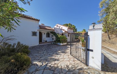 Resale - House - Detached Villa - Estepona