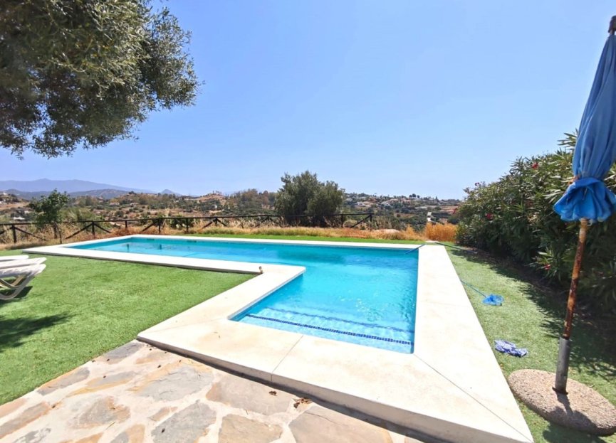 Resale - House - Detached Villa - Estepona - Estepona Centro