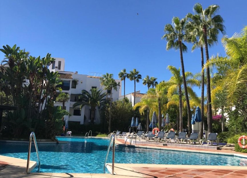 Resale - Apartment - Middle Floor Apartment - Marbella - Elviria