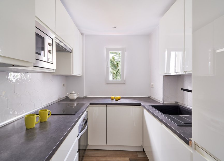 Resale - Apartment - Middle Floor Apartment - Marbella - Elviria