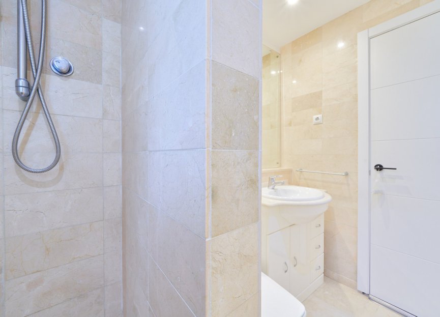 Resale - Apartment - Middle Floor Apartment - Marbella - Elviria