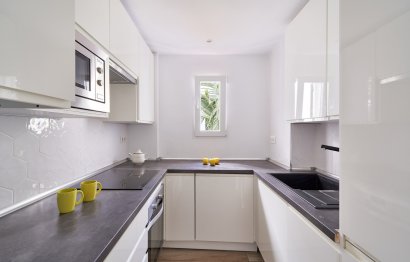 Resale - Apartment - Middle Floor Apartment - Marbella - Elviria