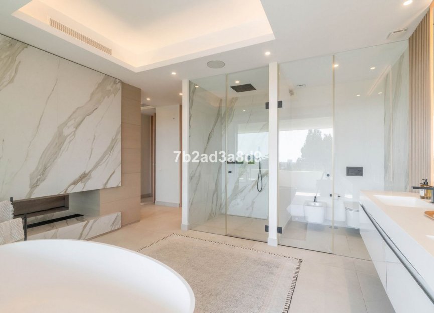 Resale - House - Detached Villa - Marbella - Nueva Andalucia