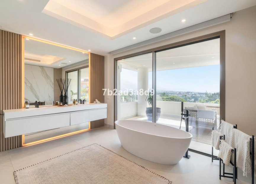 Resale - House - Detached Villa - Marbella - Nueva Andalucia