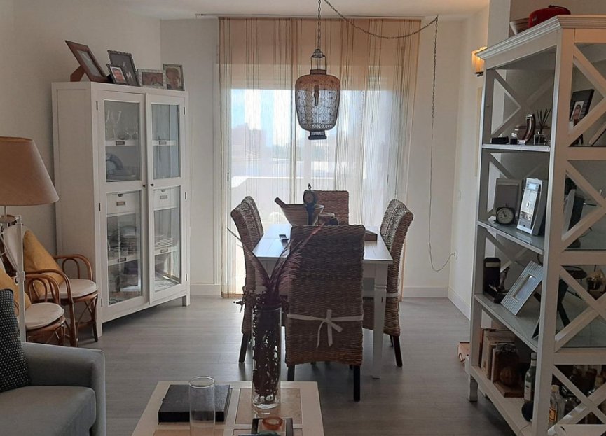 Resale - Apartment - Middle Floor Apartment - Estepona - Estepona Centro