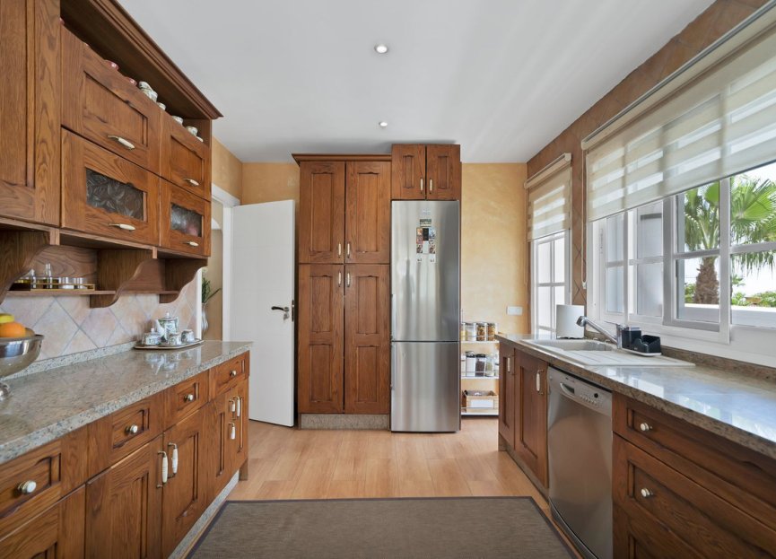 Resale - House - Detached Villa - Estepona - Estepona Centro