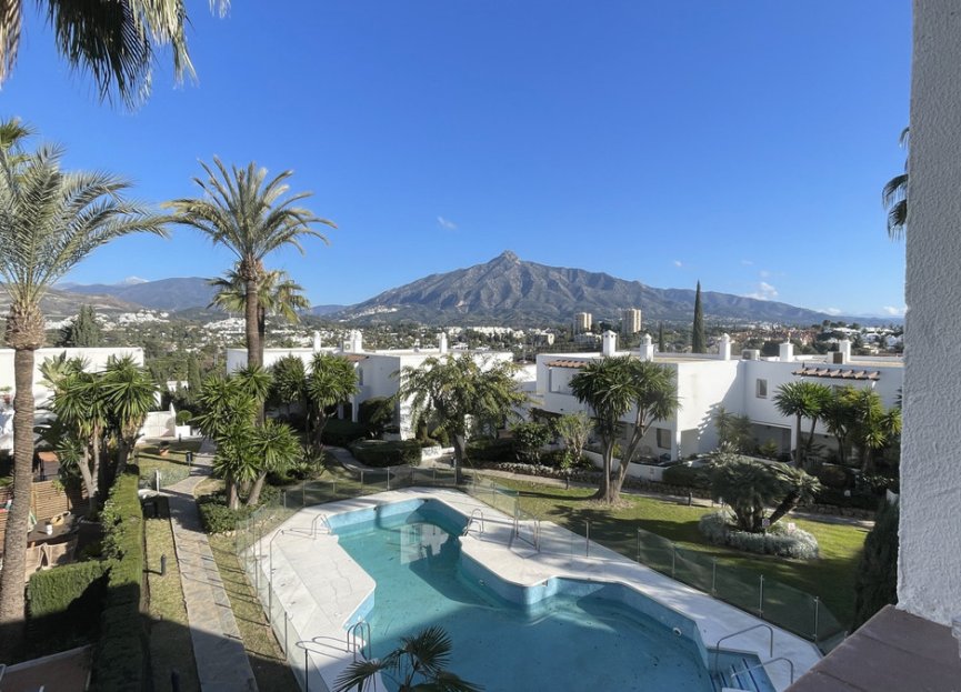 Resale - Apartment - Middle Floor Apartment - Marbella - Nueva Andalucia