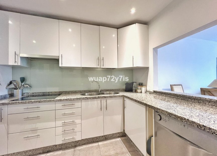 Resale - Apartment - Middle Floor Apartment - Estepona - Estepona Centro