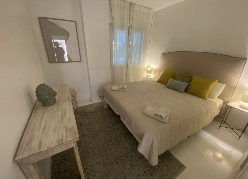 Resale - Apartment - Middle Floor Apartment - Marbella - Puerto Banús