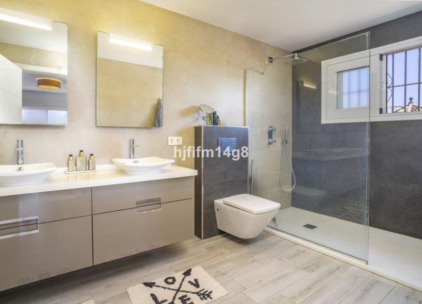 Resale - House - Detached Villa - Marbella - Nueva Andalucia