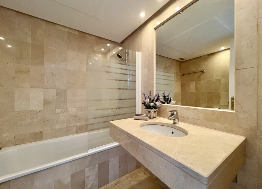 Resale - Apartment - Top Floor Apartment - Estepona - El Presidente