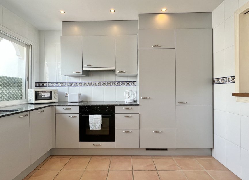 Resale - Apartment - Top Floor Apartment - Estepona - El Presidente