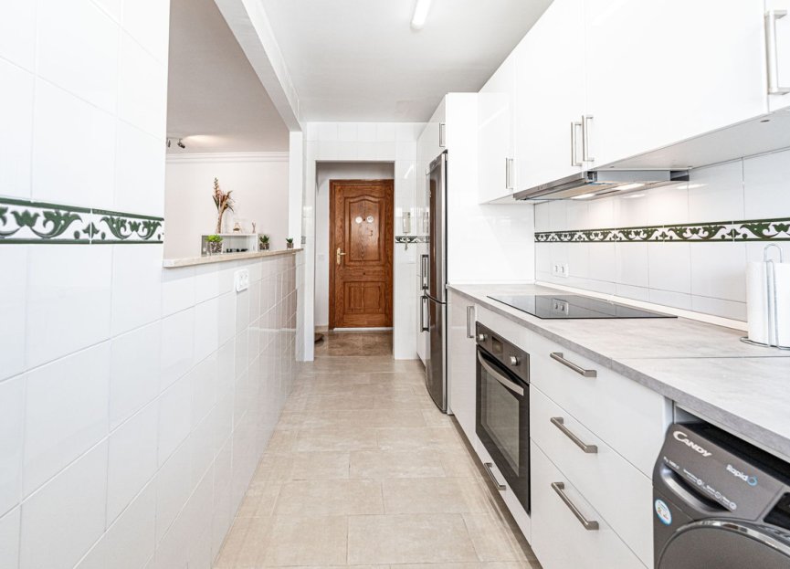 Resale - Apartment - Middle Floor Apartment - Estepona - Estepona Centro