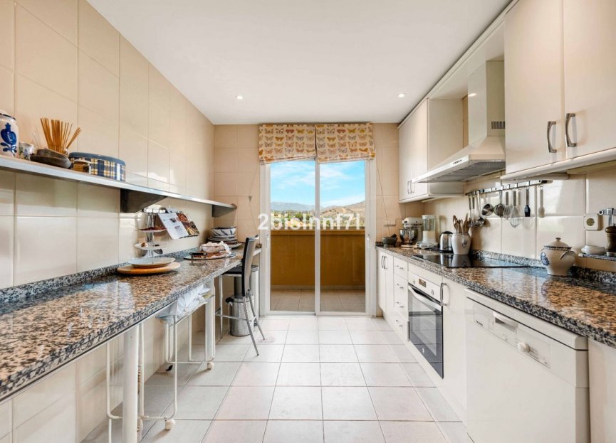 Resale - Apartment - Middle Floor Apartment - Marbella - Elviria