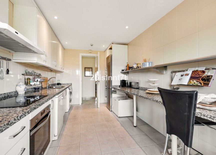 Resale - Apartment - Middle Floor Apartment - Marbella - Elviria