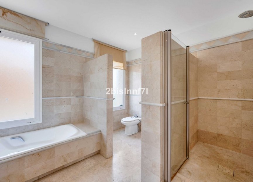 Resale - Apartment - Middle Floor Apartment - Marbella - Elviria