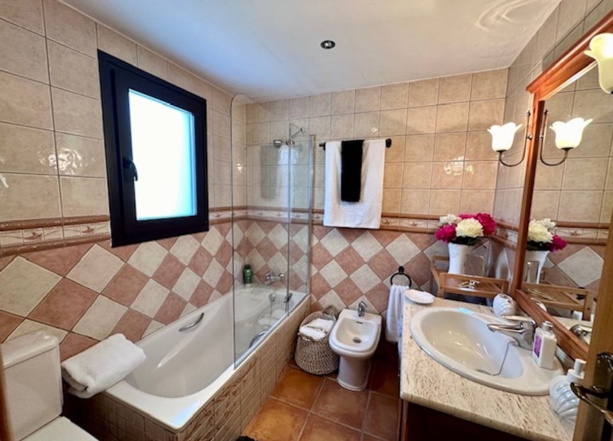 Resale - Apartment - Top Floor Apartment - Estepona - Estepona Centro