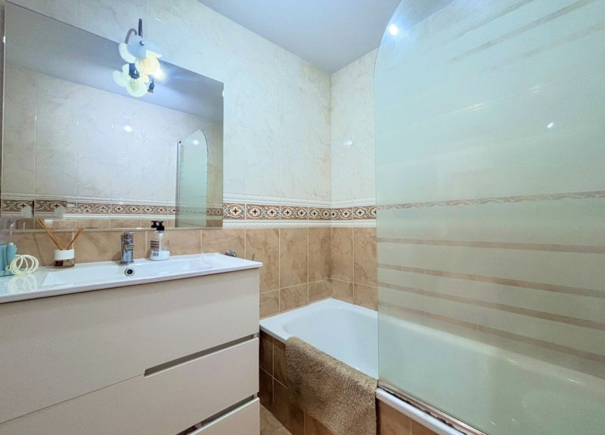 Resale - Apartment - Middle Floor Apartment - Estepona - Estepona Centro