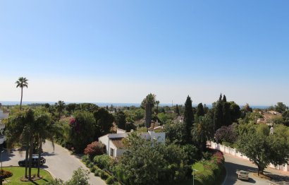 Resale - Apartment - Middle Floor Apartment - Marbella - Guadalmina Alta