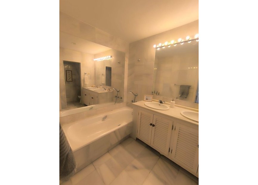 Resale - Apartment - Middle Floor Apartment - Estepona - El Presidente