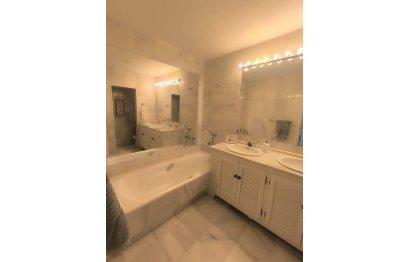 Resale - Apartment - Middle Floor Apartment - Estepona - El Presidente