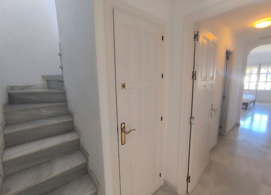 Resale - Apartment - Middle Floor Apartment - Estepona - El Presidente