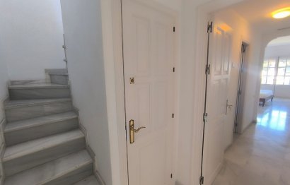 Resale - Apartment - Middle Floor Apartment - Estepona - El Presidente