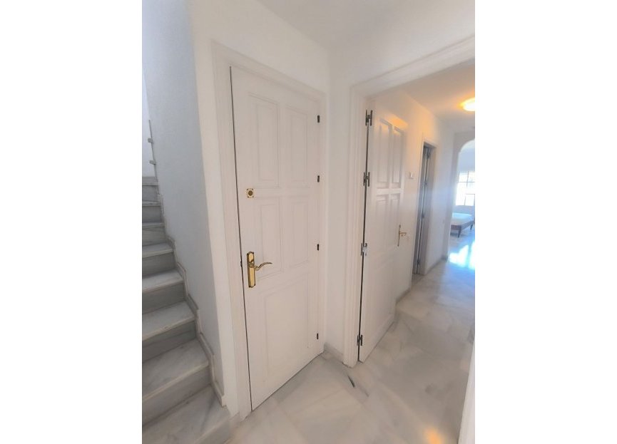 Resale - Apartment - Middle Floor Apartment - Estepona - El Presidente