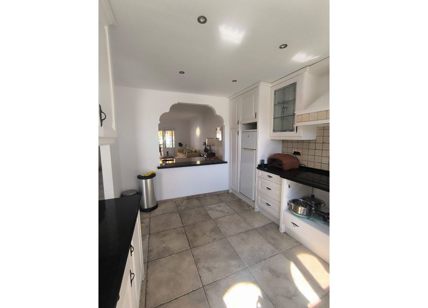 Resale - Apartment - Middle Floor Apartment - Estepona - El Presidente