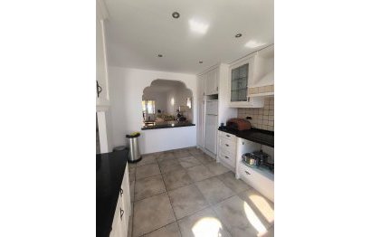 Resale - Apartment - Middle Floor Apartment - Estepona - El Presidente