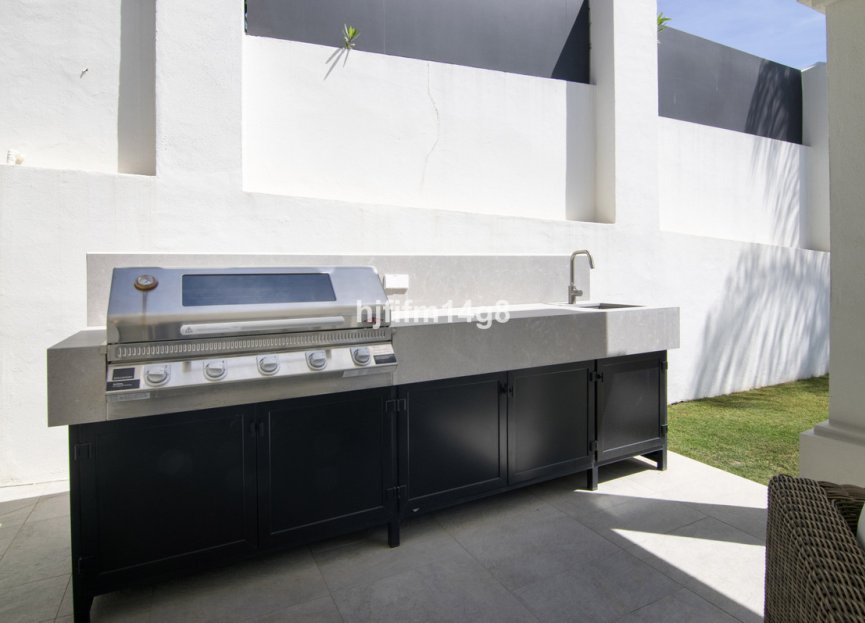 Resale - House - Detached Villa - Marbella - Nueva Andalucia